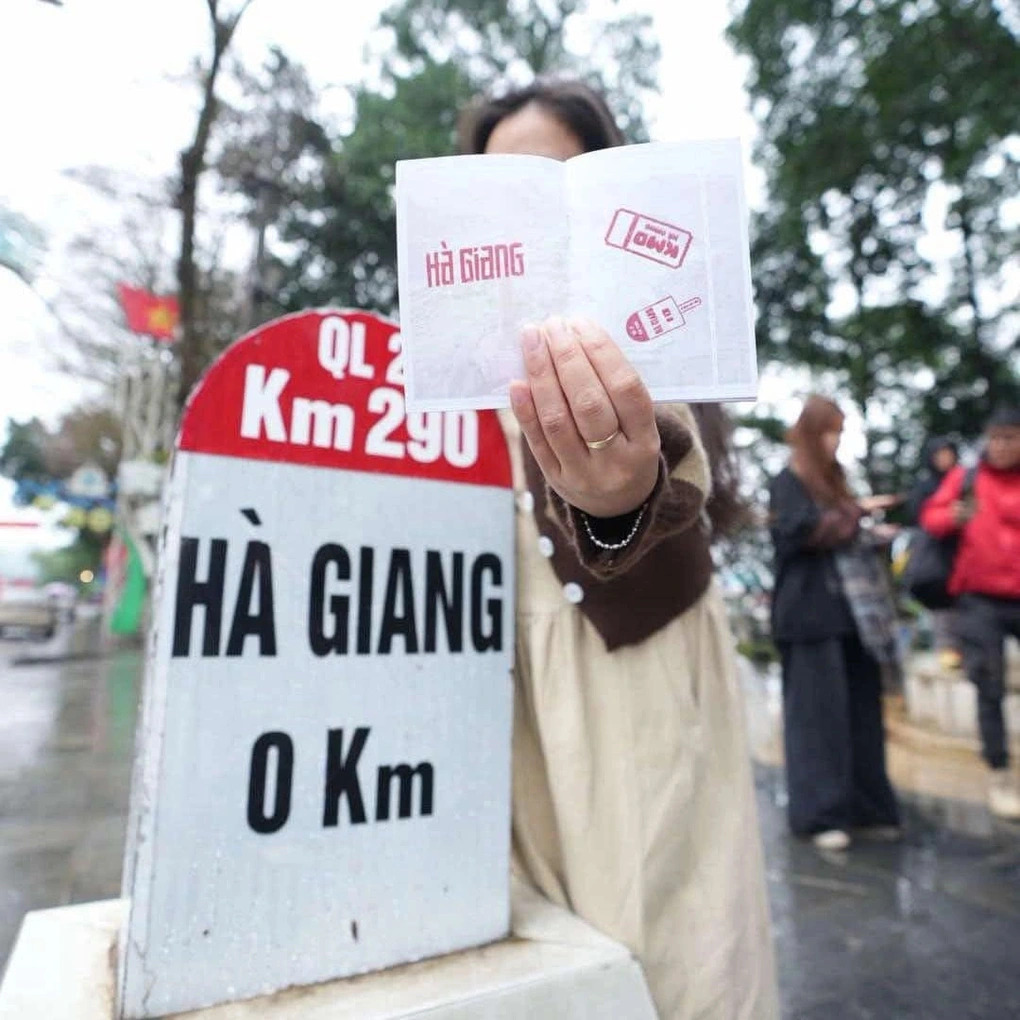 Tiết lộ thú vị cuốn "hộ chiếu Hà Giang" giá 30.000 đồng gây sốt -1