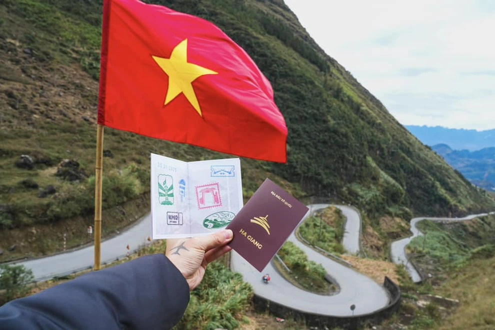 Tiết lộ thú vị cuốn "hộ chiếu Hà Giang" giá 30.000 đồng gây sốt -2