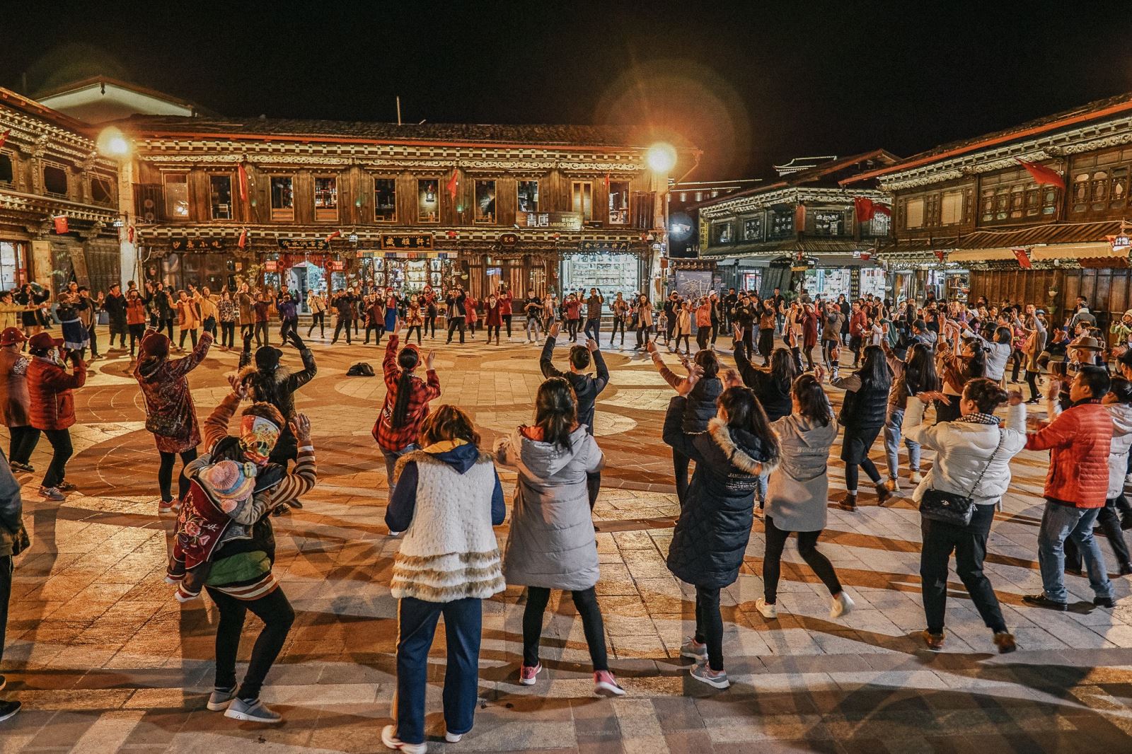Người dân địa phương tham gia điệu múa truyền thống tại quảng trường