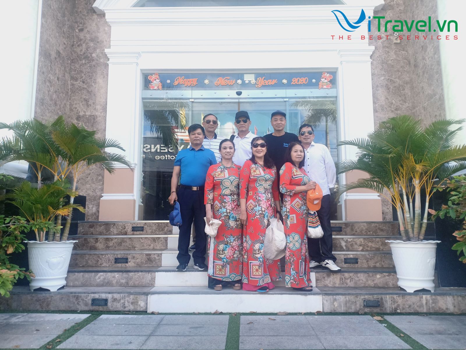 Đoàn du khách khám phá Phú Quốc cùng ViTravel