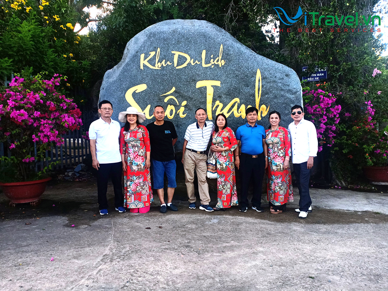 Du khách ViTravel chụp ảnh kỷ niệm tại Phú Quốc